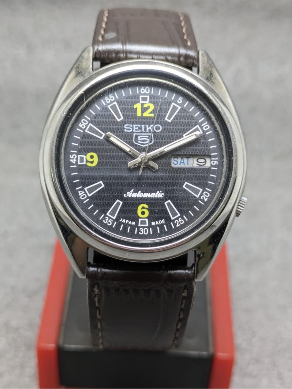 Vintage Seiko 5 Automatic – Textured Black Dial with Lime Accents